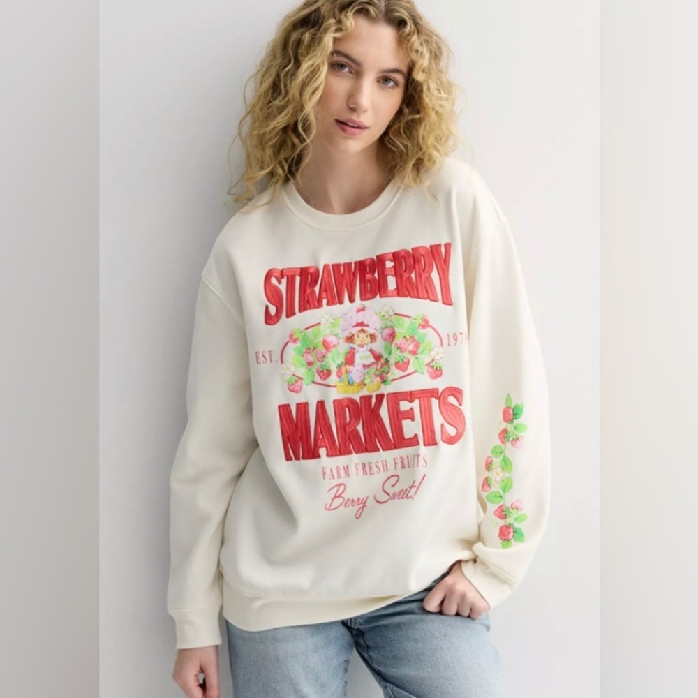 Strawberry Shortcake Women's Small Markets Graphic‎ Fleece Sweatshirt NEW